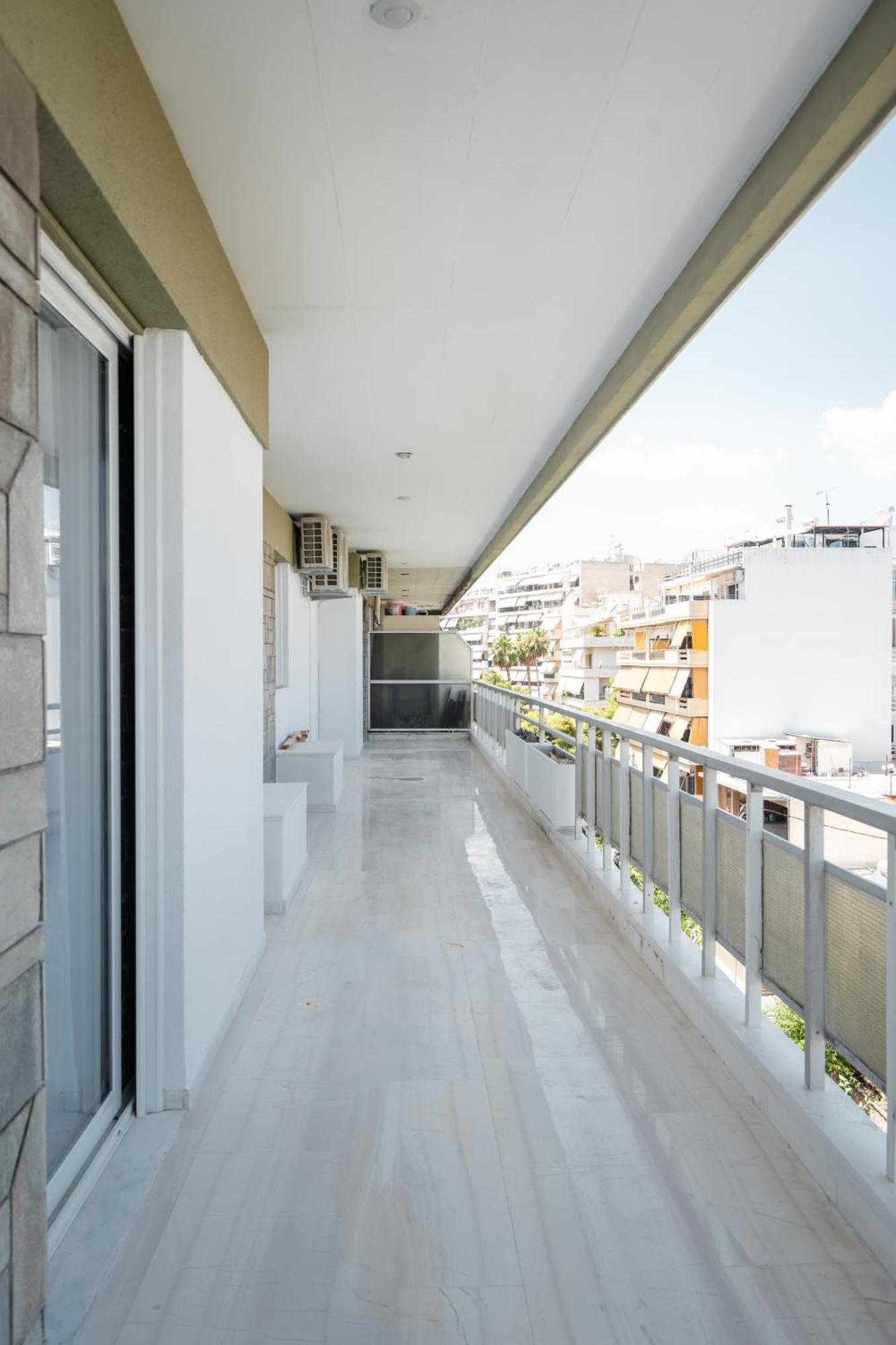 Luxury 4 Bedrooms Apartment Near Flisvos Marina Piraeus Exterior photo